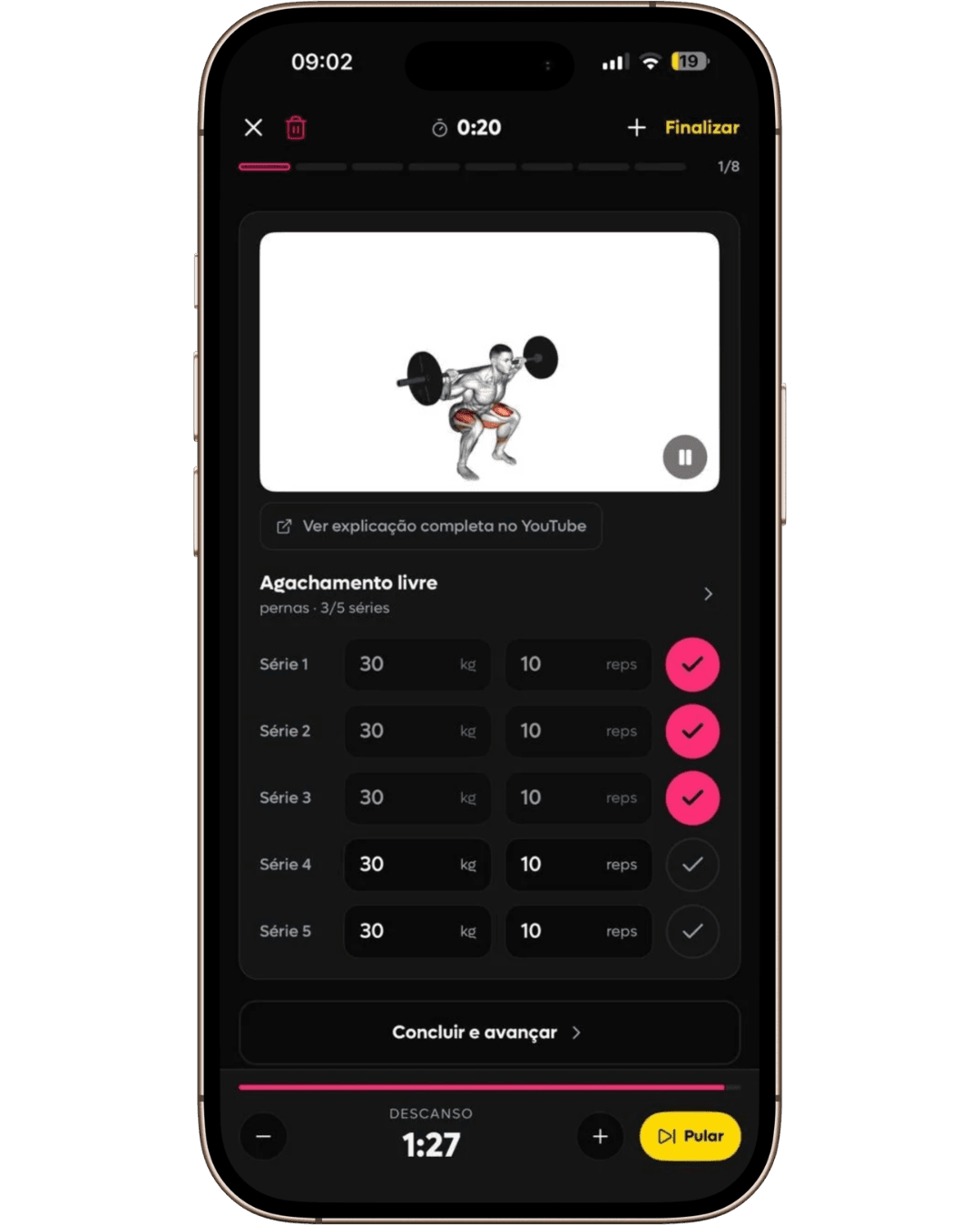 Sessão ao vivo da SelfShapeAI com vídeo do exercício, carga e repetições por série e descanso em andamento.
